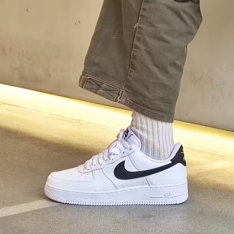 Air Force 1 must-valge Uunisex  – ajatu mugavus (CT2302-100)