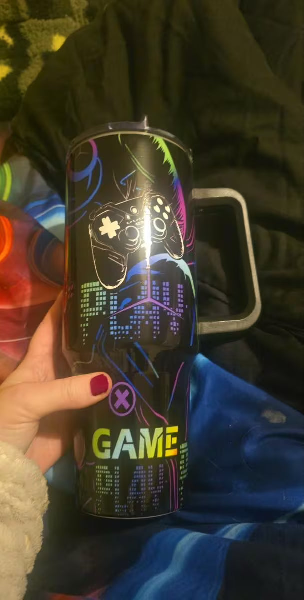 🎮 “GAME ON” mänguritops – Stanley-stiilis lekekindel roostevabast terasest dermotass