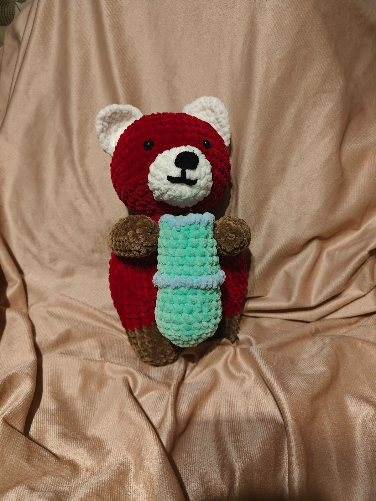 Käsitöö heegeldatud kaisuloom mõmmi