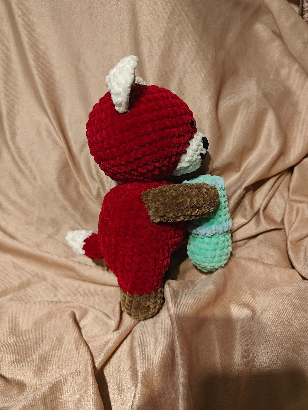 Käsitöö heegeldatud kaisuloom mõmmi